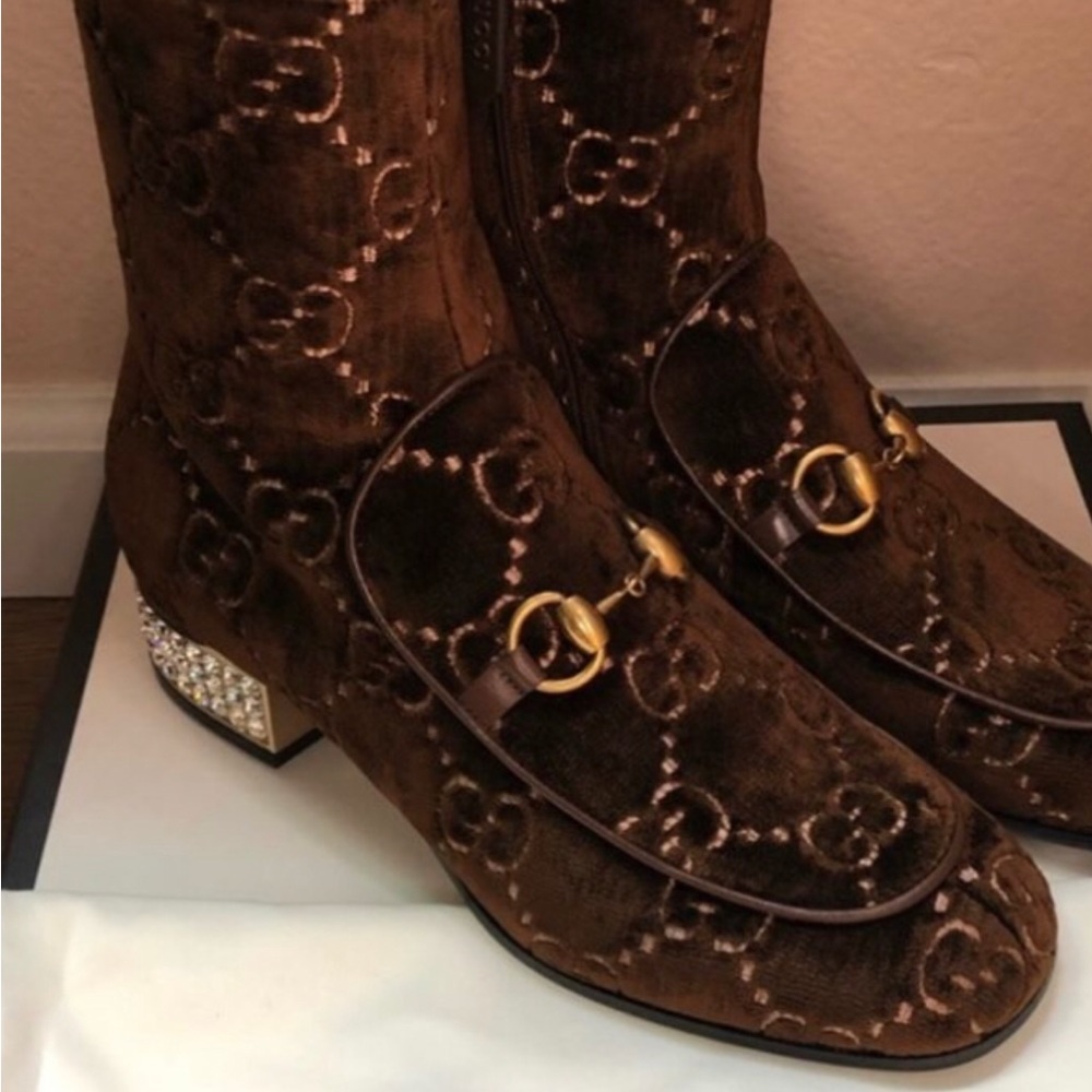 Am selling my brand new auntic Gucci ankle boots just try on